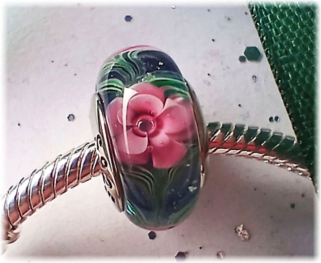 Murano Glas Charm 925er Sterling Silber Rosa Blütenkranz auf Blau