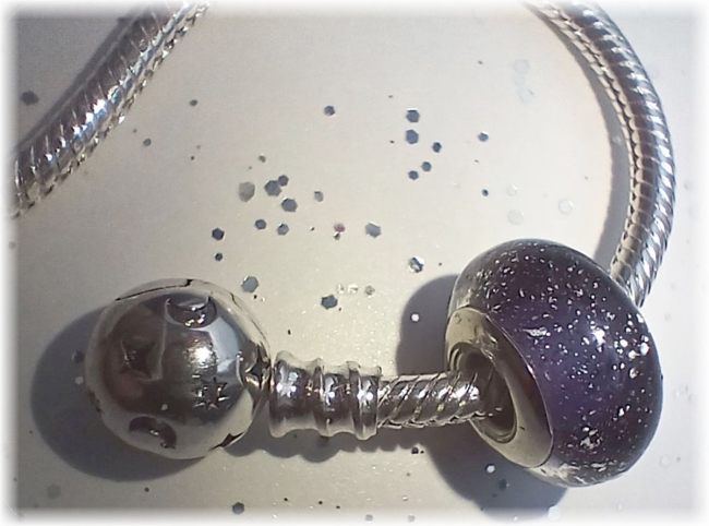 Murano Glas Charm 925er Sterling Silber silberne Sprenkel in Lila