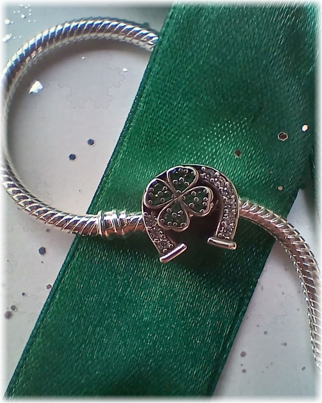 Charm 925er Sterling Silber mit Zirkonia Hufeisen und Kleeblatt grün
