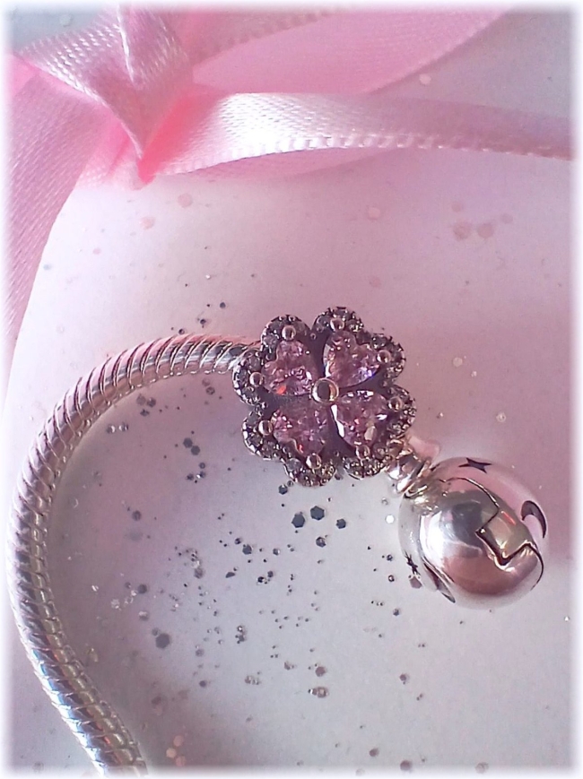 Charm 925er Sterling Silber Pavé Perle Rosa Kleeblatt mit Zirkonia