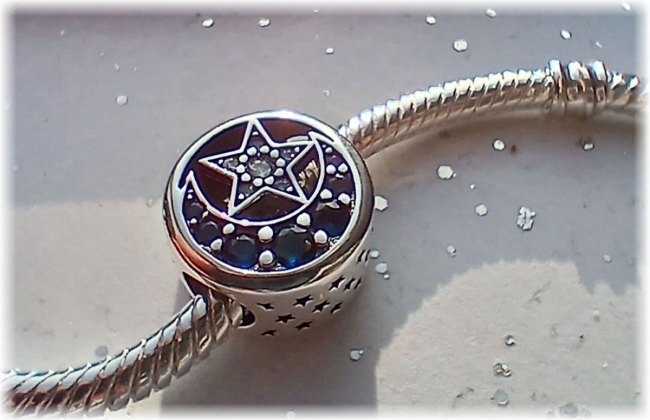 Charm 925er Sterling Silber mit Zirkonia Sonne Mond Stern 2-seitig mit Inschrift Blau